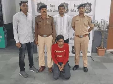 સુરત શહેરના ઉધના વિસ્તારની કાશીનગર સોસાયટીમાં 30 જાન્યુઆરીના રોજ ગેસ-સિલિનિડરની ચોરીની ઘટના બની હતી. જેમાં એક ચોર રિક્ષામાં આવ્યો હતો અને ગેસ-સિલિન્ડર ભરેલા ટેમ્પોમાંથી ત્રણ ગેસ-સિલિન્ડર ઊઠાવી ફરાર થઈ ગયો હતો. આ સંપૂર્ણ ઘટના સીસીટીવી કેમેરામાં કેદ થઈ હતી. આ સીસીટીવી ફૂટેજના આધારે આજે (31 જાન્યુઆરી) સ્થાનિક લોકોએ ચોર રિક્ષાચાલકને ઝડપી પાડ્યો હતો. આ સાથે જ રોષે ભરાયેલા લોકોએ ચોરને રિક્ષા બાદ થાંભલા સાથે બાંધી મેથીપાક ચખાડ્યો હતો. ગતરોજ થયેલી આ ચોરીની ઘટનાના સામે આવેલા સીસીટીવી ફૂટેજમાં જોઈ શકાય છે કે, ટેમ્પોમાં ગેસ-સિલિન્ડર ભરેલા છે, ત્યારે એક રિક્ષાચાલક શખ્સ શાંતિથી ત્યાં પહોંચે છે. પહેલા તે તેની રિક્ષાને ટેમ્પો પાસે પાર્ક કરે છે અને પછી એક પછી એક ત્રણ ગેસ-સિલિન્ડર ઊઠાવી રિક્ષામાં મૂકે છે. તે કોઈ ગભરાટ વિના આ આખી ચોરી અતિશય આરામથી કરે છે અને બાદમાં સ્થળેથી આરામથી રિક્ષા લઈને ફરાર થઈ જાય છે. આ ઘટનાના સીસીટીવી ફૂટેજ જેમજેમ વાઇરલ થયા, તેમ-તેમ લોકોમાં ગુસ્સો ફાટી નીકળ્યો હતો. સ્થાનિકોએ ચોરની ઓળખ કરી તેને આજે પકડી પાડ્યો હતો. જો કે, પોલીસ આવે તે પહેલાં લોકો પોતે જ ન્યાય આપી દેવાના મૂડમાં આવી ગયા હતાં. ચોરને તેનીજ રિક્ષામાં બેસાડીને બાજુના ખૂણા સુધી લઈ જવામાં આવ્યો હતો. અહીં તેને એક થાભંલા સાથે બાંધી માર મારવામાં આવ્યો હતો. લોકો એક પછી એક તેને ધપાટ મારતા હતા. તો કેટલાક વીડિયો બનાવી રહ્યા હતા. કેટલાક લોકો તો ઉલટા સવાલ પૂછતા હતા કે, કેટલા સિલિન્ડર લેવા આવ્યો હતો?